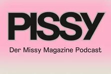Logo des Pissy Podcasts auf rosanem Farbverlauf Hintergrund.